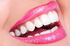 Smiling teeth with pink lips